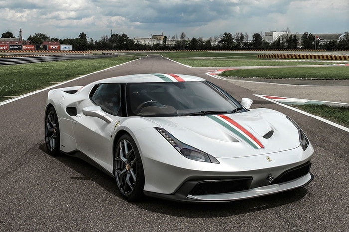 4. Ferrari 458 MM Speciale. Được sản xuất dành cho một khách hàng tại Anh, Ferrari 458 MM Speciale là sự kết hợp giữa nguyên gốc 458 Speciale và một số chi tiết từ người anh em 488 GTB.Tên gọi của 458 MM Speciale mới bắt nguồn từ những chiếc Ferrari 375 MM. Cabin bao quanh bởi lớp kính, trụ chữ A màu đen mang đến cảm giác liền khối cho siêu xe này. Thân xe, cản trước sau được làm chủ yếu từ nhôm và sợi carbon. Toàn bộ nội thất 458 MM Speciale được bọc da Cioccolato, kết hợp cùng đường chỉ thêu màu trắng tương phản. Trái tim của Ferrari 458 MM Speciale là khối động cơ V8 4.5 lít, công suất 597 mã lực tại 9.000 vòng/phút và mô-men xoắn cực đại 540 Nm tại 6.000 vòng/phút. Thời gian tăng tốc từ 0-100 km/h của xe khoảng 3 giây. 