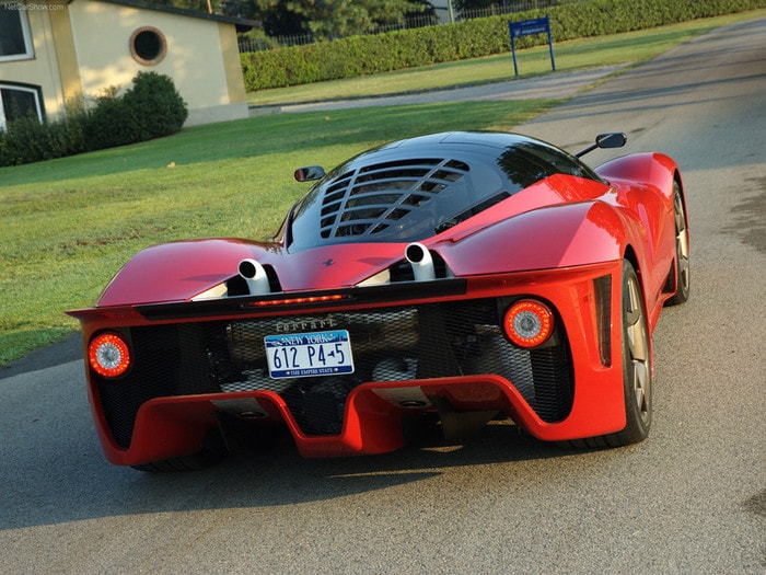 5. Ferrari P4/5  Năm 2005, tỷ phú James Glickenhaus đã đặt hàng studio danh tiếng Pininfarina sản xuất một siêu xe độc nhất vô nhị và siêu phẩm P4/5 đã ra đời một năm sau đó. Ferrari P4/5 được xây dựng trên nền tảng chiếc Enzo cuối cùng trên thế giới và lấy cảm hứng từ chiếc 330 P4. Khung xe của Enzo được giữ nguyên, Pininfarina biến tấu vỏ thân xe bằng nhiều mảng sợi carbon uốn cong. Kết quả là P4/5 nhẹ hơn, làm mát hiệu quả hơn, lực ép cao hơn và cân bằng tốt hơn so với Enzo. Vẫn là động cơ V12 6.0 lít, công suất 660 mã lực nhưng tăng tốc từ 0-100 km/h trong 3 giây (3,3 giây trên Enzo) trước khi đạt vận tốc 362 km/h. Ferrari P4/5 độc nhất này từng được một thành viên Hoàng gia Ả Rập đề nghị mua với số tiền 40 triệu USD, gấp 10 lần giá gốc nhưng James Glickenhaus vẫn từ chối. 