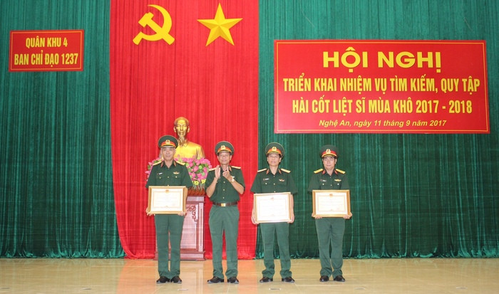 Trung tướng Võ Văn Việt - Bí thư Đảng ủy, Chính ủy Quân khu trao Huân chương Bảo vệ Tổ quốc hạng Ba cho Cục Chính trị  Quân khu và 2 cá nhân trực thuộc Quân khu. Ảnh: Trần Dũng
