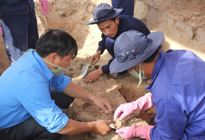 Đội Quy tập 584 - QK4 tìm kiếm, cất bốc mộ liệt sỹ tại tỉnh Xa Văn Na Khet - Lào. Ảnh: Trần Dũng