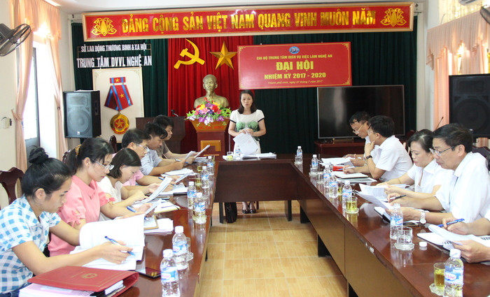 Bà Nguyễn Thị Lan - Phó trưởng ban Văn hóa - Xã hội HĐND tỉnh chủ trì cuộc làm việc. Ảnh: Minh Chi