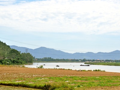 Sông Lam đoạn chảy qua làng Khả Lãm, xã Nam Thượng (Nam Đàn). Ảnh: Công Khang