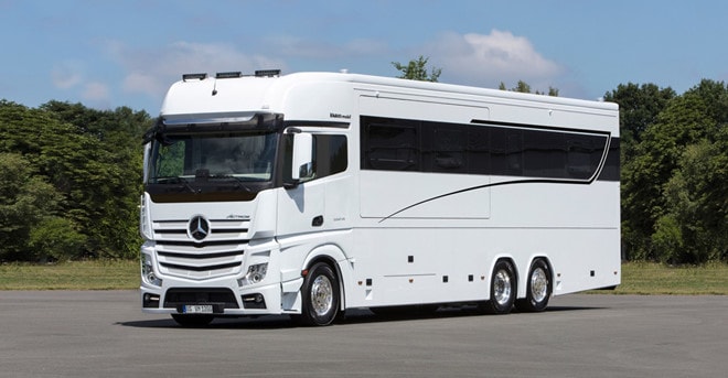 Variomobil - một hãng độ nước Đức chuyên thực hiện các dự án motorhome - vừa trình làng mẫu Signature 1200 với giá bán hơn 1,3 triệu USD. Bản độ thực hiện dựa trên chiếc xe tải Mercedes-Benz Actros, sử dụng động cơ 523 mã lực. Có thể nói, Variomobil Signature 1200 là sự kết hợp giữa động cơ của một chiếc xe thể thao và một du thuyền cao cấp.