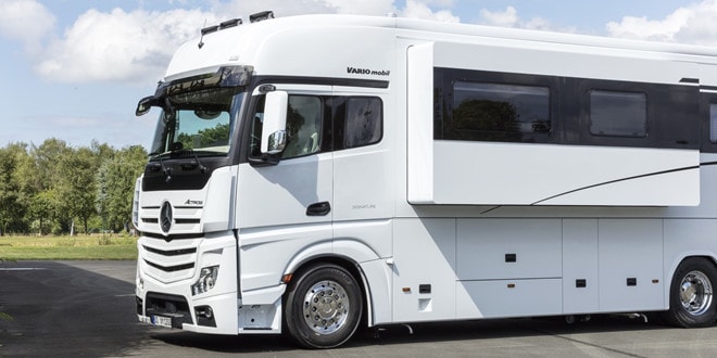 Variomobil Signature 1200 có khoang cabin 4 chỗ ngồi, thông với phòng khách phía sau. Khi cần dùng đến, khoang cabin sẽ biến thành phòng ngủ bằng cách hạ chiếc giường ẩn trên trần xe. Không gian phòng khách có thể mở rộng bằng cơ cấu đẩy một phần ra ngoài khi xe đỗ.