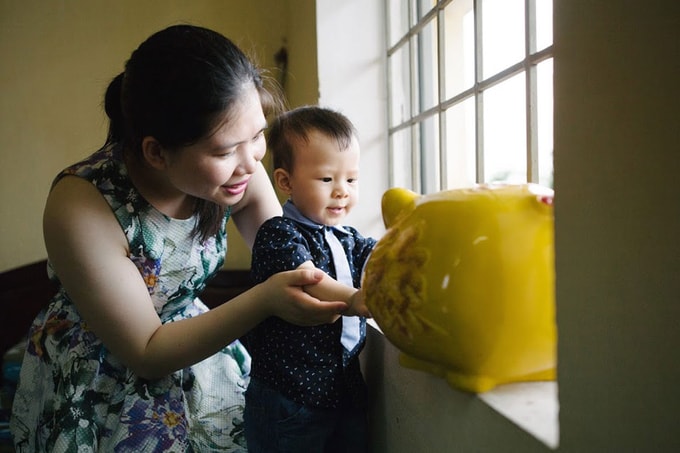 Trước chuyến bay cuối của cuộc đời, thượng úy Lam không kịp chuẩn bị gì. Anh chỉ có 1,5 triệu đồng, nuôi trong heo đấtdành cho con trai sắp chào đời. Khi chồng hy sinh, chị Nga đang mang bầu Dũng 6 tháng.