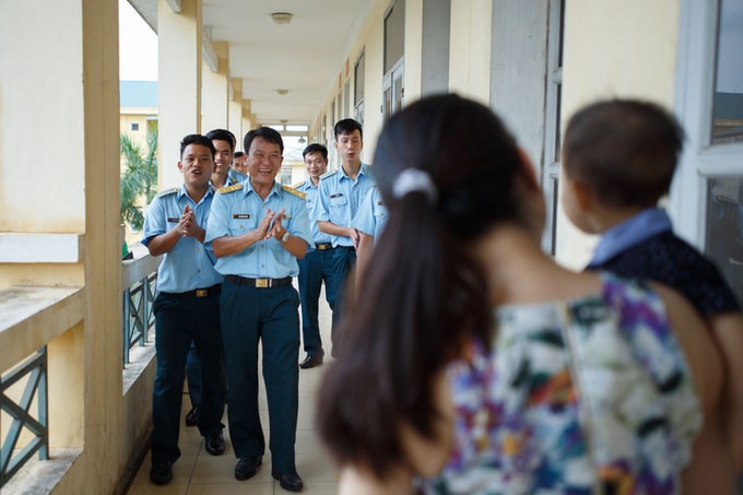 Chị Đỗ Thúy Nga đưa con về Lữ đoàn không quân 918 (đóng tại sân bay Gia Lâm, Hà Nội) thăm đồng đội của anh Lam.