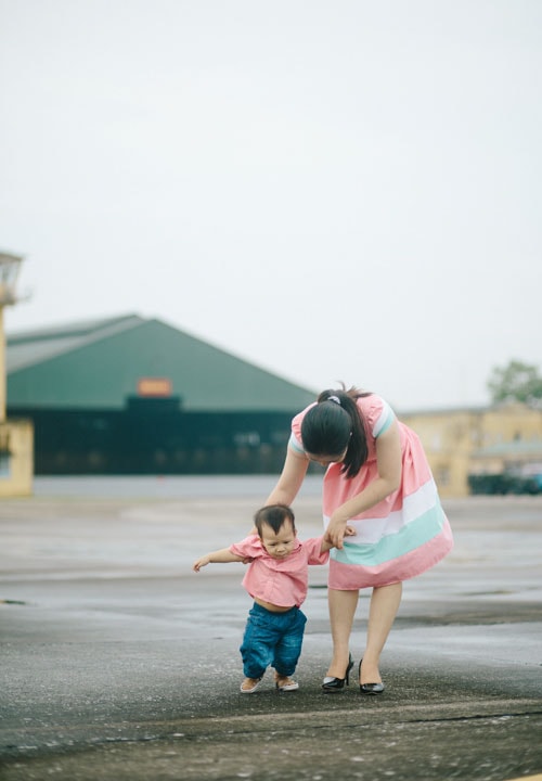 Phút con ra đời tuy không có mặt cha/ Nhưng khuôn mặt con in hình cha ở đó/ Cũng nụ cười, đôi mắt hiền như thỏ/ Trong giấc con cười mẹ tưởng bóng hình cha...