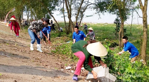 Lực lượng Đoàn viên thanh niên và hội viên Hội phụ nữ xã Phúc Thọ dọn vệ sinh môi trường tuyến đường ven sông Lam.