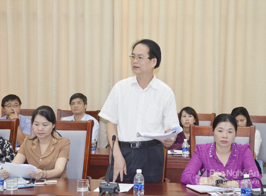 Ông Võ Văn Ngọc- Phó Giám đốc Sở Tài nguyên và Môi trường giải trình những kiến nghị cử tri liên quan đến lĩnh vực tài nguyên và môi trường.
