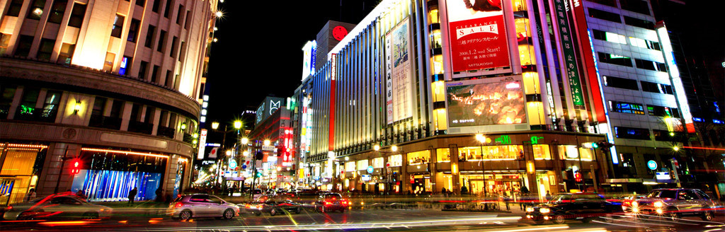 Phố Ginza (Tolyo, Nhật Bản): Khu phố thời trang nổi tiếng bậc nhất Tokyo ngày nay được xây dựng từ tro tàn của một trận hỏa hoạn vào năm 1872. Ginza cũng hứng chịu một loạt các vụ đánh bom trong Thế chiến II khiến nó bị phá hoại nặng nề. Ngày nay, đây là trung tâm thương mại sầm uất với rất nhiều nhà hàng, cửa hiệu thời trang, phòng trưng bày nghệ thuật, cũng như đại lý các hãng điện tử lớn. Ảnh: Japan National Tourism Organization.