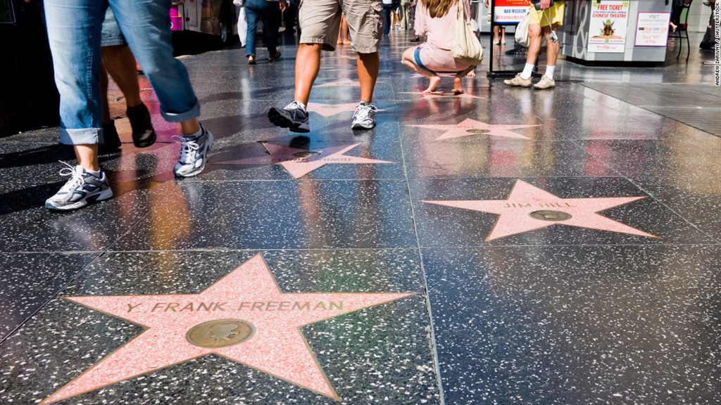 Đại lộ Danh Vọng là tên một tuyến phố ở Los Angeles (Mỹ), nơi có hơn 2.500 ngôi sao màu hồng in tên nhằm tôn vinh những ngôi sao điện ảnh, ca sĩ, người nổi tiếng vì những thành tựu của họ trong ngành giải trí. Con phố này thu hút tới khoảng 10 triệu du khách mỗi năm. Nhiều du khách đến đây chỉ để một lần được chụp ảnh kỷ niệm bên ngôi sao in tên thần tượng của họ. Ảnh: Cnn.