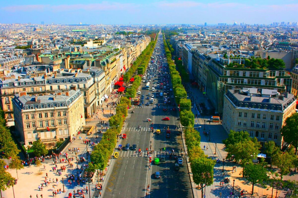 Đại lộ Champs-Élysées (Paris, Pháp): Khi nói đến các địa danh nổi bật nhất ở Paris (Pháp), đại lộ Champs-Élysées chạy qua quận 8 là một trong những điểm nhiều người không thể bỏ qua. Tuyến phố này thu hút khách du lịch trên khắp thế giới nhờ ý nghĩa lịch sử, bóng mát của hàng cây lớn và dãy quán cà phê, cửa hàng sang trọng nằm hai bên đường. Khải Hoàn Môn (Arc de Triomphe) một trong những di tích nổi tiếng nhất của thành phố cũng nằm trên đại lộ Champs Elysées. Ảnh: Very-frenchy.