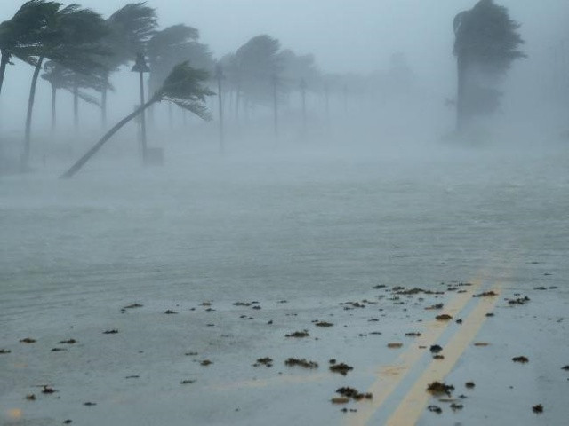 Mưa lớn do bão Irma gây ra cũng nhanh chóng nhấn chìm nhiều con đường chạy dọc bờ biển Miami trong biển nước.