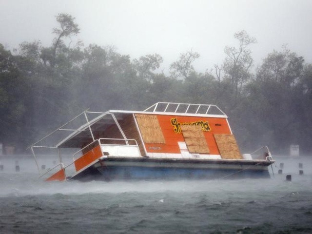 Bão Irma gây sóng to, gió lớn làm lật một chiếc thuyền ngoài khơi Miami.
