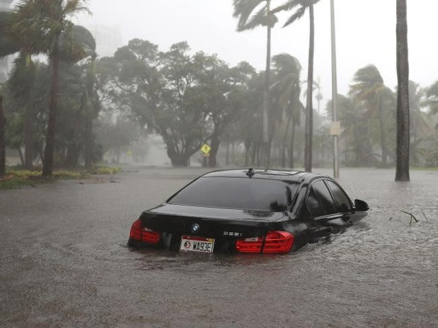Chiếc xe BMW bị ngập trong biển nước tại Miami.