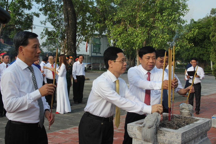 Các đồng chí lãnh đạo tỉnh dâng hương trước phần mộ liệt sỹ Xô viết Nghệ Tĩnh. Ảnh: Hoài Thu