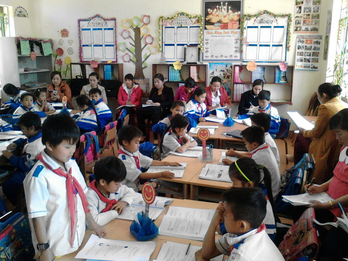 Các giáo viên dự giờ thăm lớp tại trường tiểu học Tiền Phong 4.