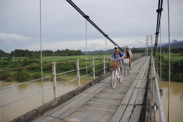 Học sinh đi học qua cầu treo Chôm Lôm, xã Lạng Khê (Con Cuông). Ảnh: Cảnh nam