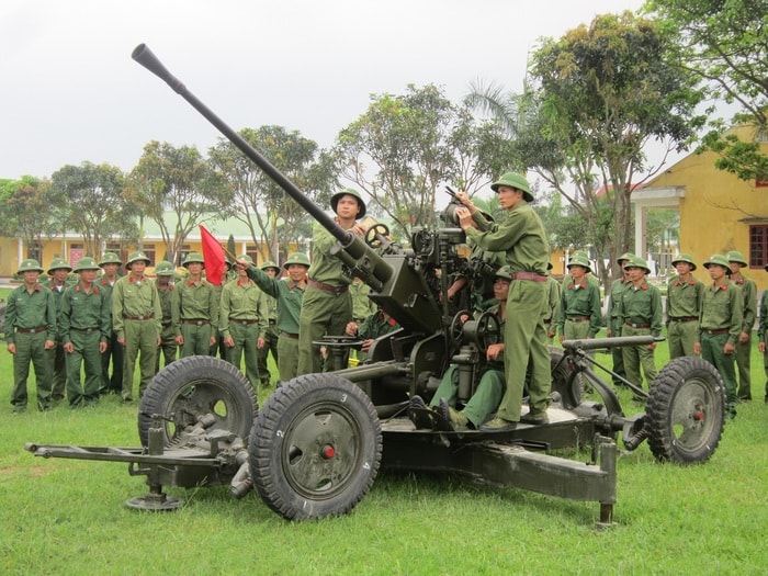 Tiểu đoàn Dự bị động viên phòng không Bộ CHQS tỉnh Nghệ An huấn luyện nội dung Khẩu đội pháo phòng không 37mm tiêu diệt mục tiêu. Ảnh: Phong Quang