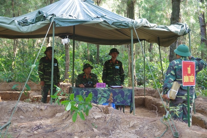 Trung đoàn 764, Bộ CHQS tỉnh Nghệ An thực hành nội dung huy động, tiếp nhận quân dự bị động viên trong diễn tập KVPT tỉnh Nghệ An năm 2017. Ảnh: Phong Quang