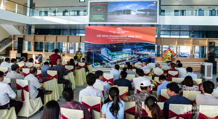 Hội nghị khách hàng Công ty CP Đầu tư và phát triển Miền Trung thu hút đông đảo các doanh nghiệp vận tải trong và ngoài tỉnh. Ảnh: Sỹ Minh