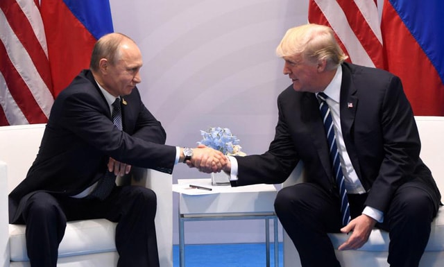 Tổng thống Trump và Tổng thống Putin bắt tay tại cuộc gặp song phương bên lề Hội nghị G20 tại Đức hồi tháng 7 (Ảnh: Reuters)