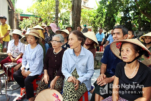  Buổi lễ ra mắt CLB dân ca ví giặm Hùng Sơn đã để lại ấn tượng trong lòng du khách. Đại diện JICA và diễn viên Lan Phương chụp ảnh lưu niệm tại buổi lễ. Ảnh: Huy Thư