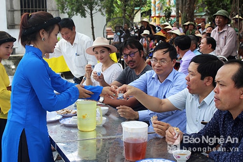 Trong chương trình khảo sát đánh giá tiềm năng du lịch Nghệ An, JICA Việt Nam và nhiều cơ quan thông tấn báo chí đã có mặt tại Vân Diên. Đây là dịp để các cơ quan báo chí tìm hiểu tiềm năng du lịch của Nam Đàn nói riêng và Nghệ An nói chung, góp phần quảng bá với khách du lịch Việt Nam và nước ngoài đến tham quan Nghệ An. Ảnh: Huy Thư