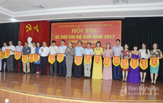Lãnh đạo Đảng ủy Khối CCQ tỉnh trao cờ lưu niệm cho các thí sinh tham gia Hội thi. Ảnh: Thanh Lê