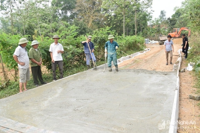 Làm đường giao thông ở Tiên Kỳ - Tân Kỳ. Ảnh: Xuân Hoàng