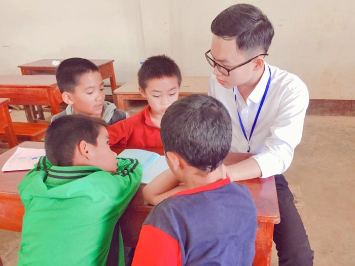 Sầm Ngọc Sướng trong chiến dịch tình nguyện ở Lào. Ảnh: Chu Thanh