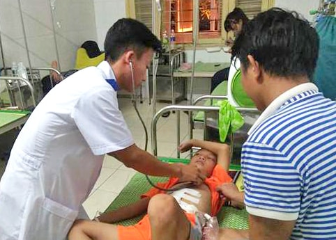 Vừ Bá Ca tham gia khám cho bệnh nhân trong một khóa thực tập. Ảnh: Chu Thanh