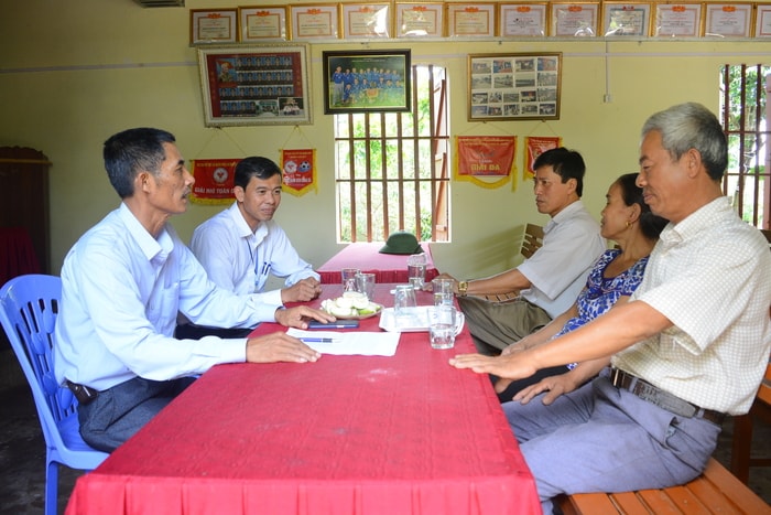 Lãnh đạo xã Nghĩa Phú (Nghĩa Đàn) lắng nghe, nắm bắt tâm tư, nguyện vọng người dân xóm Phú Hòa. Ảnh: Thu Giang