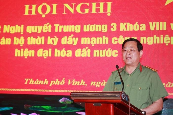 Đại tá Nguyễn Hữu Cầu - Giám đốc Công an tỉnh phát biểu tại hội nghị. Ảnh: Mạnh Hùng