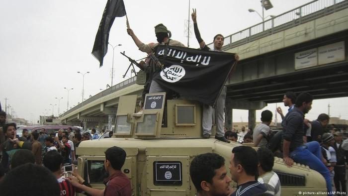 IS ăn mừng sau khi chiếm đoạt một phương tiện quân sự Iraq tại Fallujah, Iraq năm 2014. Ảnh: AP
