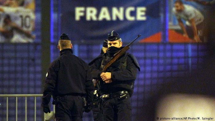 Cảnh sát Pháp tuần tra tại Sân vận động Stade de France sau loạt vụ tấn công đẫm máu ở Paris năm 2015. Ảnh: AP