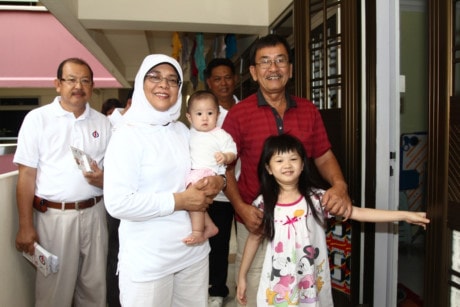 Tân Tổng thống Singapore Halimah Yacob là con út trong gia đình có 5 người con. Năm bà 8 tuổi, cha bà - một nhân viên bảo vệ - qua đời. Mẹ bà trở thành trụ cột gia đình với thu nhập trông vào một quán ăn.