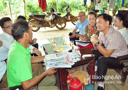 Đoàn công tác tìm hiểu tình hình phát hành, sử dụng báo tại gia đình ông Hoàng Công Lành, người uy tín của Làng Dừa, xã Nghĩa Yên, Nghĩa Đàn. Ảnh: Nguyễn Hải