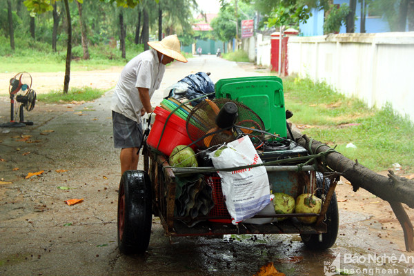 Tại bãi biển Cửa Lò, các chủ nhà hàng cấp tập dọn dẹp đồ đạc, mang về nhà. 