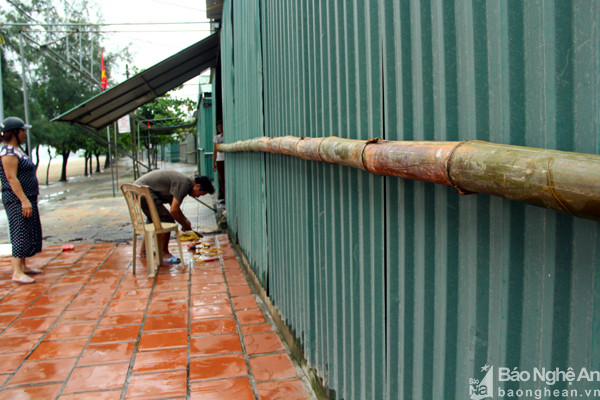 Ngoài vận chuyển tài sản, đồ đạc đến nơi an toàn, các chủ nhà hàng còn mua tre chằng quanh gian hàng làm bằng tôn. 