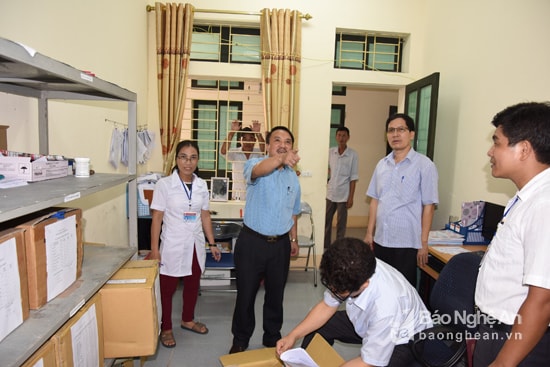 TS Dương Đình Chỉnh PGĐ Sở  Kiểm tra công tác PCLB tại TTYT huyện Quỳnh Lưu