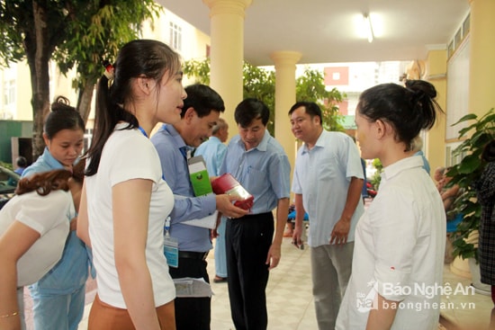 Bác sĩ Nguyễn Xuân Hồng - Phó Giám đốc Sở Y tế Nghệ An triển khai Tháng hành động Quốc gia phòng chống HIV/AIDS năm 2016.