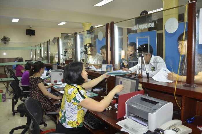 Cán bộ Sở GTVT giải quyết TTHC cho người dân. Ảnh: Thanh Lê