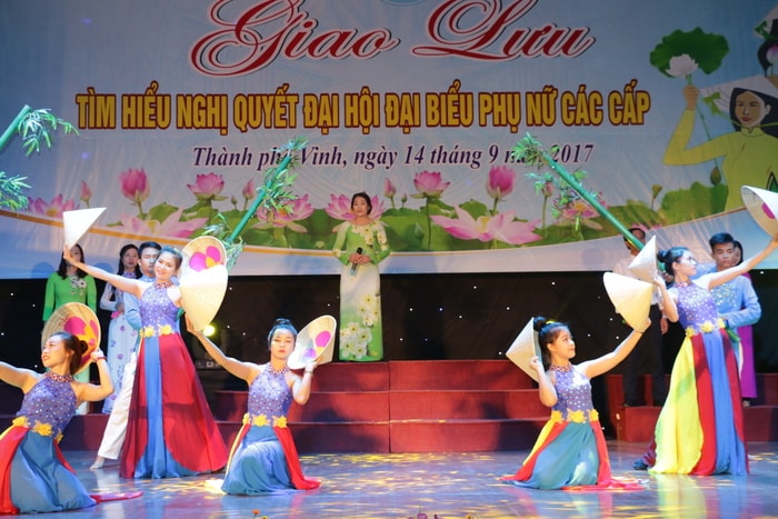 Màn chào hỏi của đội tuyên truyền huyện Nghi Lộc. Ảnh: Mỹ Hà