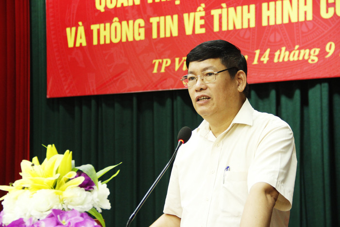 Đồng chí Bùi Thanh Hà trao đổi mo