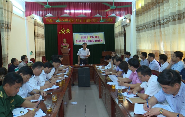 Lãnh đạo thị xã Cửa Lò phân công nhiệm vụ cho các thành viên trong Ban chỉ huy phòng chống lụt bão thị xã. Ảnh: Hữu Lương