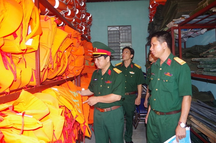 Kiểm tra vật chất phục vụ công tác cứu hộ cứu nạn tại Ban Chỉ huy quân sự huyện Diễn Châu. Ảnh: Trọng Kiên