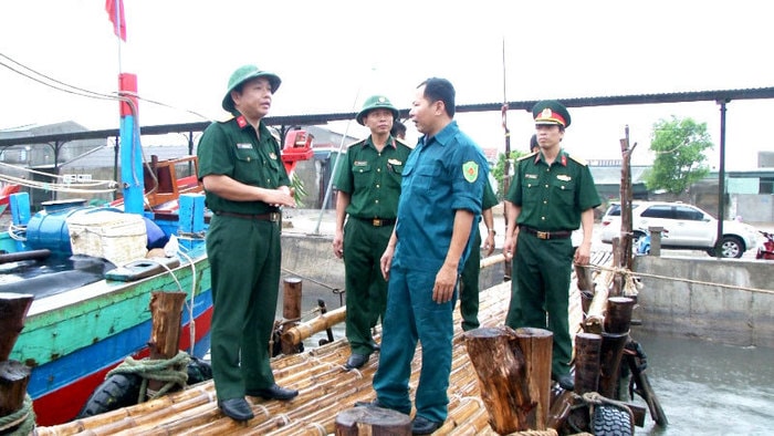 Đoàn công tác kiểm tra công tác neo đậu tàu thuyền tại Cảng cá xã Diễn Ngọc huyện Diễn Châu. Ảnh: Trọng Kiên