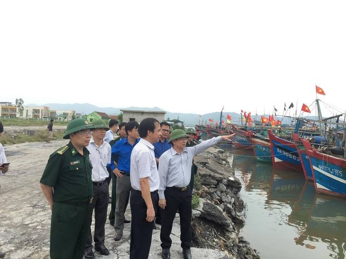 Phó Chủ tịch UBND tỉnh Đinh Viết Hồng kiểm tra phòng chống lụt bão tại thị xã Hoàng Mai. Ảnh: Phú Hương.