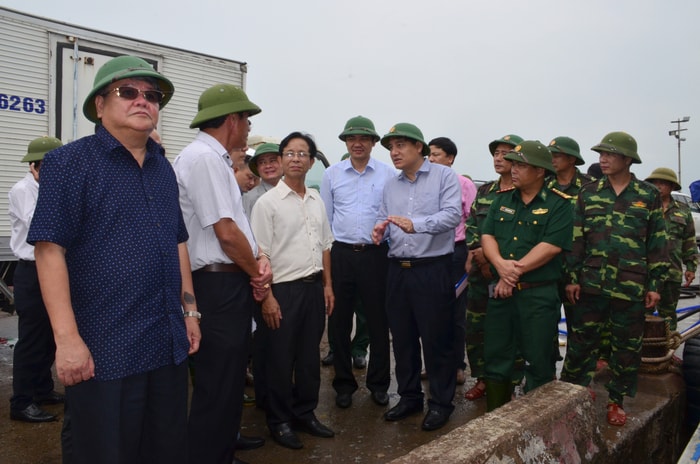 Bí thư Tỉnh uỷ Nguyễn Đắc Vinh trực tiếp kiểm tra tại Cảng cá Cửa Hội. Ảnh: Thành Duy